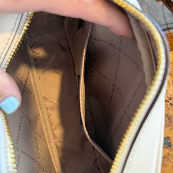 Women's White Jet Set Leather Medium
Crossbody Bag With Case For Apple AirPods - Picture 5 of 11